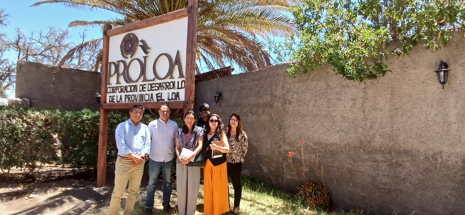 Participantes junto al letrero de PROLOA.