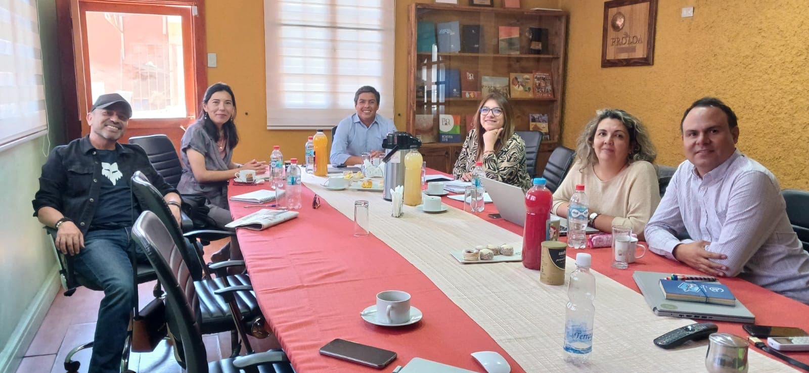 Participantes de una mesa de trabajo con PROLOA.