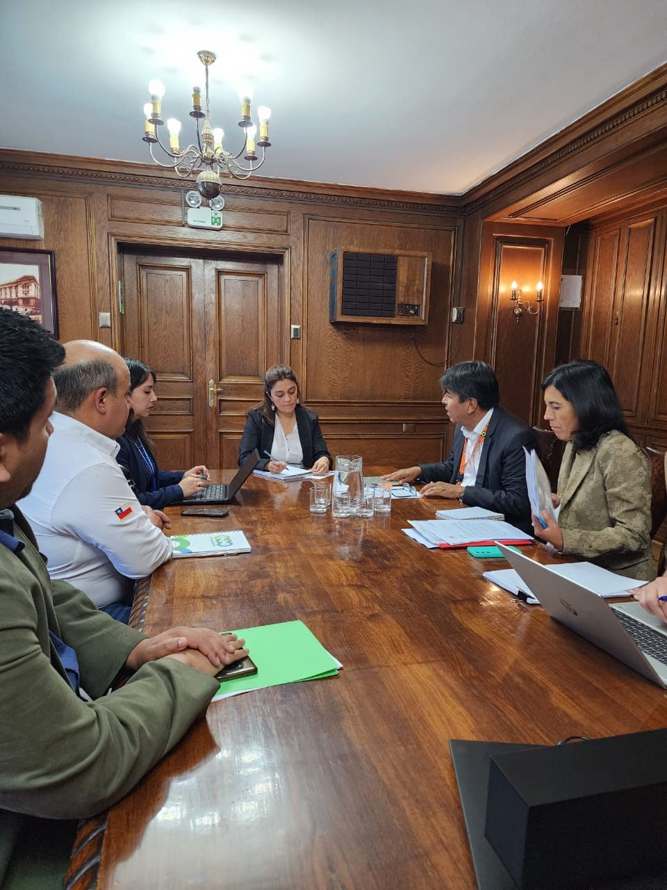 Integrantes del directorio reunidos alrededor de una mesa.